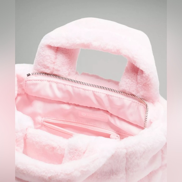 Lululemon Quilted Grid Tote Bag Mini 5L Plush Fleece- Strawberry Milkshake - Picture 4 of 4